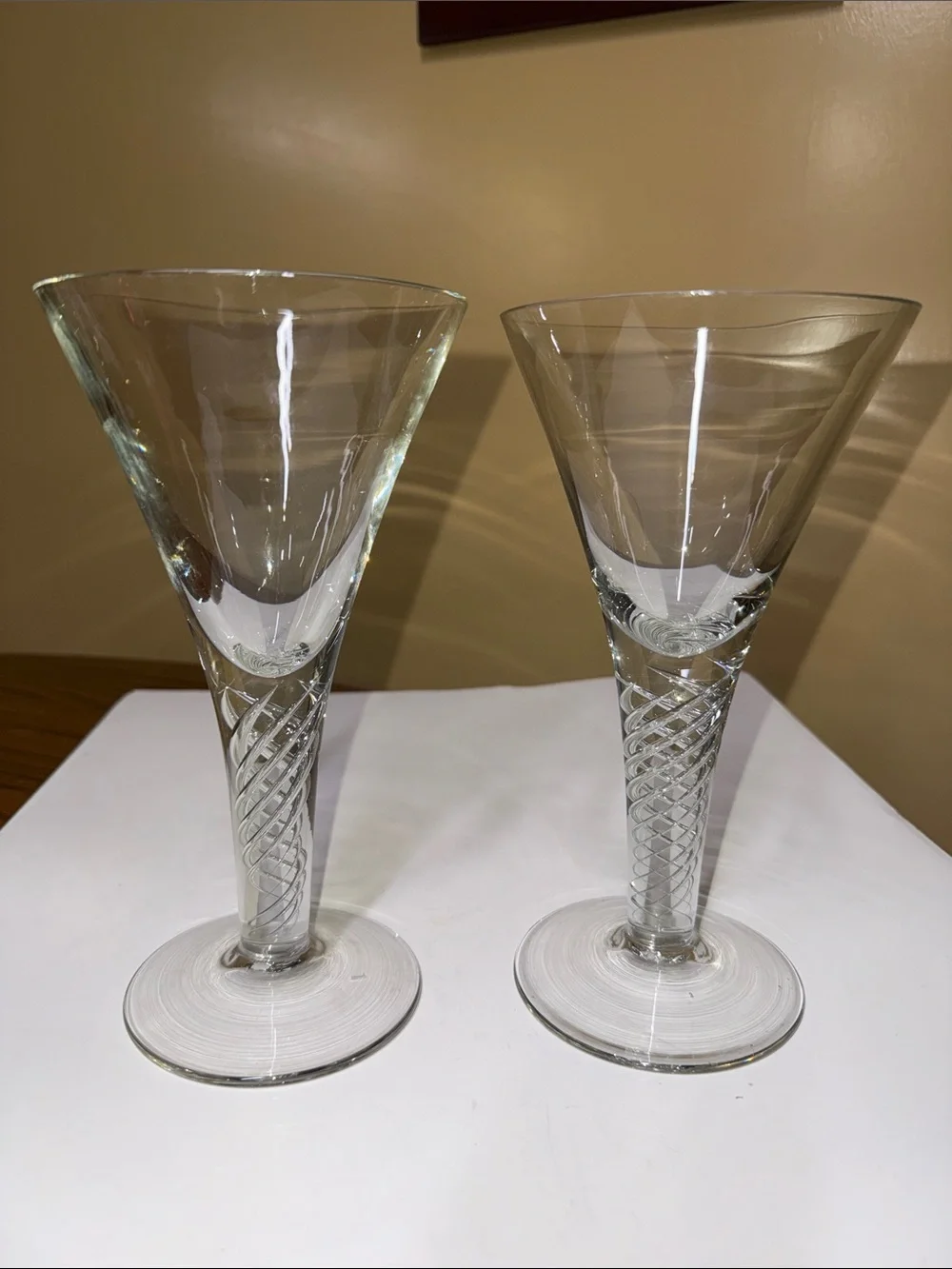 Met Metropolitan Museum Air Twist Stem Wine Glass Reproductions 8.5” tall set 2